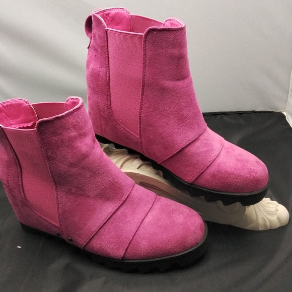 Source unknown- Bright pink,suede ankle boot - Picture 1 of 3